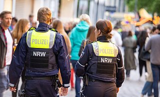 Bis Anfang Februar ist es der Polizei in Paderborn erlaubt, Menschen anzuhalten und Fahrzeuge zu prüfen. Auch Unbeteiligte. - Niklas Tüns