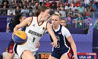 Olympiasiegerin Elisa Mevius (l) ist mit den deutschen 3x3-Basketballerinnen im EM-Viertelfinale ausgeschieden. - Sina Schuldt/dpa