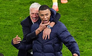 Frankreichs Trainer Didier Deschamps feiert mit Kylian Mbappé nach dem Sieg gegen Portugal. - Marcus Brandt/dpa