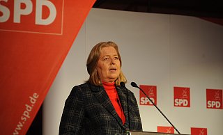 Während ihrer Rede in Espelkamp lobte Bundestagspräsidentin Bärbel Bas unter anderem die ehrenamtlich engagierten Menschen in den Reihen der Zuhörer. - Joern Spreen-Ledebur