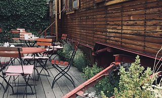 Altes Schätzchen: Im alten Circuswagen stehen selbst gebackene Kuchen und hausgemachtes Herzhaftes auf der Speisekarte. Bei schönem Wetter bietet die Terrasse bald wieder bis zu 25 Gästen Platz – mit genug Abstand. - Elisa Christen