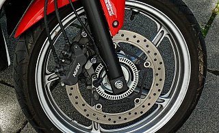 Die Polizei hat zwei Halbstarke dabei etappt, wie sie einen gestohlenen Roller die Straße entlang schoben - (Symbolbild): Pixabay