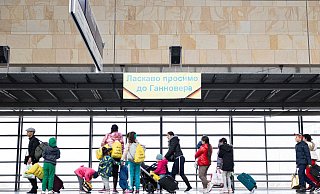 Aus der Ukraine geflüchtete Menschen kommen in der Unterkunft im Messebahnhof Laatzen an. - Michael Matthey/dpa