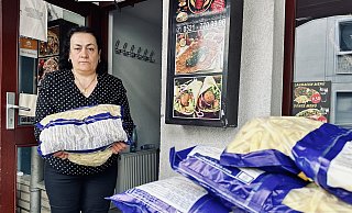 Gülbahar Kozan vom "Luttergrill" räumt die aufgetaute Ware aus dem Imbiss. - Stefan Becker