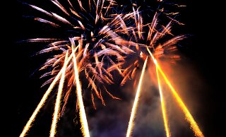 Das professionelle Feuerwerk zu den Parklichtern ist jedes Mal ein Hingucker mitten im Kurpark. - Thorsten Gödecker