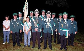 Der Vehlager Thron und die besten Schützen: Im Vordergrund sind der frisch gekürte Altkönig Stefan Lekon und Jungkönig Chrstian Bischoff zu erkennen. - FOTO: KLAUS FRENSING