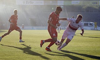 Arminias Assistenzcoach Janik Steringer (r.) liefert sich im Trikot des SV Lippstadt ein Duell mit dem Siegener Cagatay Kader. Es ist eine Szene aus dem Oberliga-Hinspiel, das die Sportfreunde im August 2024 mit 2:1 gewannen. Das Rückspiel fand vor knapp drei Wochen statt. Siegen siegte 3:0. - IMAGO/Rene Traut