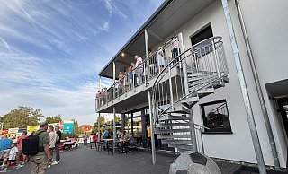 Vom Balkon des schmucken Anbau aus konnten die Gäste der Eröffnungsfeier das Delbrücker Landesligaspiel gegen Mastbruch bestens verfolgen. - Jens Reddeker
