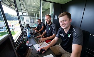 Trio mit Überblick: Marco Schiermeier (v. l.) ist im Regieraum des Häcker Wiehenstadions für den Ton zuständig, Marco Hofnagel kümmert sich um Soziale Netzwerke und Spielbericht, Freddy Oepping bedient die Videowand. Foto: Noah Wedel - Noah Wedel