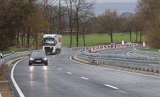 Endlich: Die Bundesstraße B611 ist komplett befahrbar. Die Sudbachtalbrücke ist fertig. Damit müssen Hermes-Lastwagen nicht mehr durch Gohfelds Dorfkern rollen. - Ulf Hanke