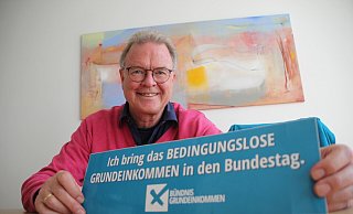Martin Sonnabend aus Rödinghausen ist Arzt und engagiert sich in der Partei Bündnis Grundeinkommen. Seit März 2021 ist er Bundesvorsitzender der Ein-Themen-Partei. - Florian Weyand
