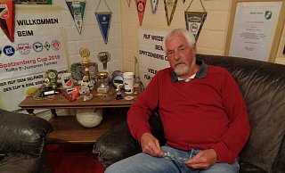 Wolfgang Berg fühlt sich in Löhne-Ort sehr wohl. Hier posiert er im Keller seines Hauses, in dem auch viele Andenken an den Fußball zu finden sind. - Dirk Kröger