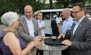 Bürgerin Gisela Menkhoff (v.l.), Landrat Ali Dogan, Wachleiterin Andrea Kielsmeier, Polizeidirektor Mathias Schmidt und Bürgermeister Lars Bökenkröger beim Kaffeeklatsch. - Ulf Hanke