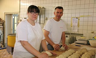 Sonja Hugel und Bernd Sieveking in der Backstube der Bäckerei Sieveking. Handwerk wird hier besonders großgeschrieben. - Anthea Moschner
