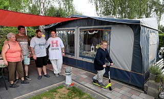 Anakin macht sich mit dem Scooter auf zu Freunden. Nicole und Christian Nordmann und die nächste Generation Jana und Christian Wandtke wohnen an Wochenende im Wohnwagen auf benachbarten Parzellen. - Frank-Michael Kiel-Steinkamp