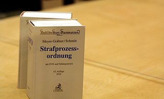 Ein 47-jähriger Bad Oeynhausener hat laut Anklage mehrfach ihm fremde Menschen angespuckt und angegriffen. Das Landgericht Bielefeld entscheidet über seine Einweisung in eine Fachklinik. - Ulf Hanke