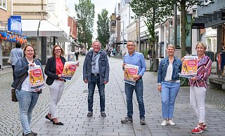 Kerstin Pürschel, Kerstin Linnenbrügger, Georg Kruthoff, Thomas Edmaie, Anke Edmaier und Sandra Schwentker (v. l.) hoffen, dass auf den Plakatentwürfen in wenigen Tagen die Termine für vier genehmigte verkaufsoffene Sonntage gedruckt werden können. - Karl-Hendrik Tittel