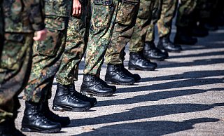 Soldaten der Bundeswehr auf dem Appellplatz. Im Fall einer Wehrpflicht soll per Los entschieden werden, wer gemustert werden soll. - picture alliance/dpa/ARD Das Erste