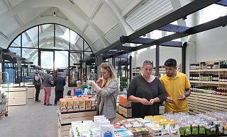 Die ersten Händler bestücken ihre Regale mit haltbaren Waren. Hier Nina und Sabine Langkamp vom Bio-Stand und Mitarbeiter Mussa Isaat. - Frank-Michael Kiel-Steinkamp