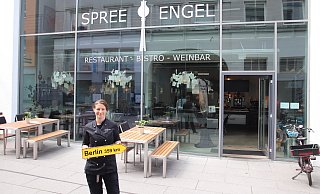 Nicht nur mit dem Restaurantnamen, sondern auch mit dem gelben Straßenschild hat Julia Janke ihren Gästen von Anfang an signalisiert, dass ihr Herz für die Hauptstadt schlägt. - Heidi Froreich