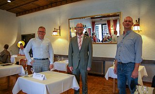 Die Bürgermeisterkandidaten: Marko Steiner (v.l.), Marvin Schrodke und Mike Schwarz haben mit Bürgern über ihre politischen Vorhaben diskutiert. - Noah Brümmelhorst