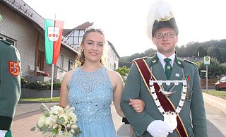 Lukas Wübbeke und Julia Glunz sind das Königspaar der St. Josef Schützenbruderschaft Kühlsen. - Burkhard Battran