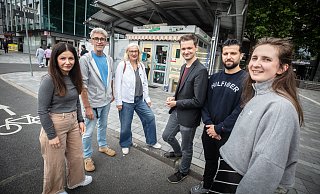 Kisokbetreiberin Midiya Borto, Carsten Mönch (v.l., Keimzelle im Grünen Würfel), Gudrun Hennke und Dominic Hallau (Grüne), Kioskbetreiber Kusay Borto und Sarah Laukötter (Grüne) tauschen sich aus. - Mike-Dennis Müller