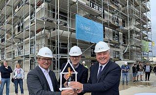 Der Bürgermeister Michael Dreier (v. l.), Dirk Brockmeyer und Carl Smeets von der BPD Immobilienentwicklung beim Richtfest auf dem Alanbrooke-Gelände. - BPD Immobilienentwicklung