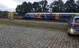 Einsatzkräfte der Feuerwehr halfen dabei, die Reisenden zu evakuieren. - Feuerwehr Paderborn