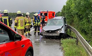 Vermutlich durch Aquaplaning geriet der Ford Focus auf der Autobahn 44 ins Schleudern. - Ralph Meyer