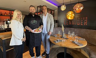 Stefanie Grote (v . l.), Johannes Wegmann und Christian Grote schätzen die westfälische Küche im Landgasthaus Lenniger. - Carolin Nieder-Entgelmeier