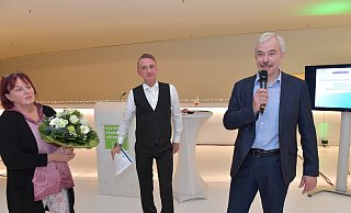 Gabi Neumann und Dariusz Jakubowski bedankten sich erst kürzlich beim Festakt zum 100-jährigen Bestehen des Stadtsportverbandes in der Skylobby des Theaters bei Wilhelm Kottmann (r.) für die jahrzehntelange gute Zusammenarbeit. - Jens Dünhölter