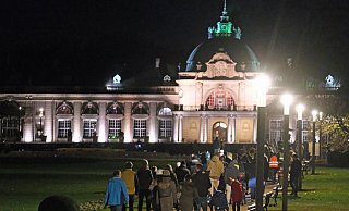 Gut 180 Menschen spazieren friedlich durch die Innenstadt und den Kurpark, um gegen die Coronapolitik zu demonstrieren. - Thorsten Gödecker
