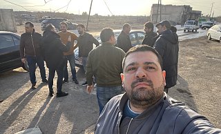 Das Foto zeigt alte Freunde von Muhammad Alhamwi, denen er am Ortseingang seiner alten Heimat in Syrien zufällig begegnet ist. - Privat
