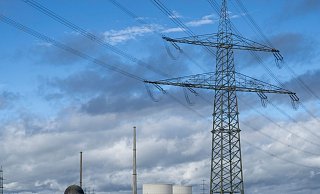 Das ehemalige Kernkraftwerk nach der Sprengung der Markanten Kühltürme. (Archivbild) - Stefan Puchner/dpa