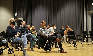 Michael Kasche saß am Sonntag in der vorderen Reihe in der Ilex-Halle und verfolgte gespannt die Präsentation der Stimmauszählung, die vom Kreisrechenzentrum laufend übermittelt und in der Halle auf Großleinwand übertragen wurde. - Jan-Henrik Gerdener