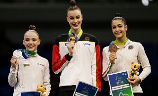 Darja Varfolomeev freut sich über ihr Mehrkampf-Gold. - Bruna Prado/AP/dpa