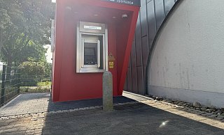 An dem neuen "Cash-Point" erhalten Sparkassen-Kunden ab sofort in Ottbergen Bargeld. Und auch Volksbank-Kunden können dort kostenlos Geld abheben. - Nicole Fischer An dem neuen "Cash-Point" erhalten Sparkassen-Kunden ab sofort in Ottbergen Bargeld. Und auch Volksbank-Kunden können dort kostenlos Geld abheben. - Nicole Fischer