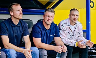 SCP-Trainer Lukas Kwasniok (M.) kann sich wieder voll und ganz auf die Lösung der sportlichen Probleme konzentrieren. Sein Vizekapitän Robert Leipertz (r.) ist nun erst einmal zum Zuschauen verdammt. Und Sportchef Benjamin Weber blickt zuversichtlich aufs Heimspiel gegen Wiesbaden. - Besim Mazhiqi