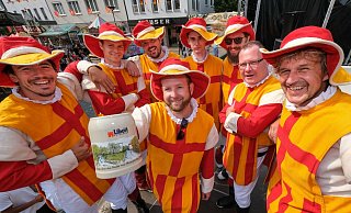 Teamarbeit: Zu acht sorgen die Jubehennesse jeden Tag für einen reibungslosen Ablauf am Bierbrunnen und sind ein beliebtes Fotomotiv. - Andreas Zobe/NW