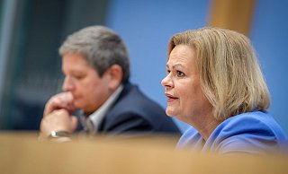 Innenministerin Nancy Faeser und BSI-Präsidentin Claudia Plattner bei der Vorstellung des BSI-Lageberichts. - Kay Nietfeld/dpa
