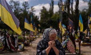 Eine Frau trauert in Kiew am Grab ihres jüngsten Sohnes, der im Krieg gegen Russland getötet wurde. - Jae C. Hong/AP/dpa