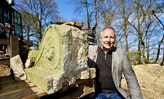 Denkmalexperte Sven Spiong zeigt einen dekorativen Stein, der unterhalb der Sparrenburg in Bielefeld gefunden wurde. Es ist nicht das einzige Fundstück. - Peter Unger