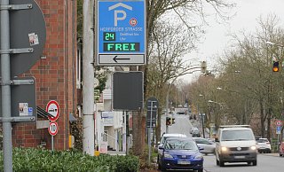 Spätestens 2028 soll auf ähnlichen Anzeigetafeln in der ganzen Stadt die Zahl der freien Parkplätze angezeigt werden. - Ulf Hanke