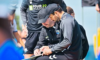 Trainer Ralf Kettemann (rechts) und Co-Trainer Pit Reimers (links) besprechen die Taktik für das nächste Spiel. - BESIM MAZHIQI