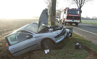Dieser Peugeot landete Samstagmorgen auf der Eikeler Straße zwischen Alswede und Blasheim im Straßengraben. - Karsten Schulz