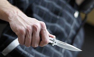 Ein 20-Jähriger wurde am Samstagabend von einem Unbekannten mit einem Messer verletzt. Die Polizei sucht Zeugen. - dpa/Symbolbild