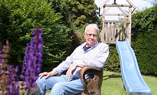 Klaus Korfsmeier im Garten seines Hauses in Enger. Am 12. August feiert der ehemalige Gemeindedirektor und Bürgermeister Hiddenhausens seinen 80. Geburtstag - Björn Kenter