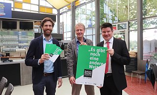 Dominik Dorff (Creditreform), Michael Scholz, künstlerischer Leiter der Poetischen Quellen, und Sascha Lißt (Stiftung Sparkasse Herford) stellen das Programm vor. - Judith Gladow