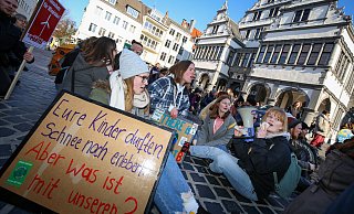 Vorm Rathaus stoppten die Demonstranten. - Niklas Tüns